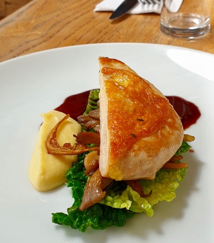 One of our cracking main dishes from our set lunch and pre-theatre menu at Chapel Row. Guinea fowl breast, celeriac purée, oyster mushrooms, Savoy cabbage & jus.
#corkagebath #bath #batheats #restaurant