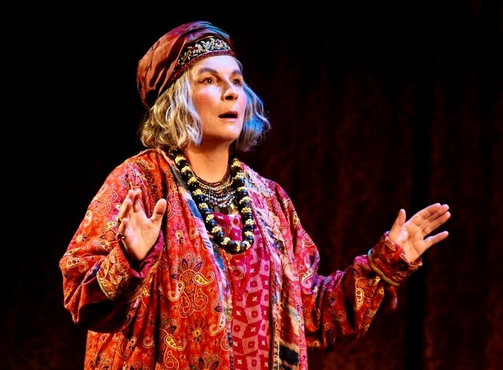 Planning to see the wonderful Jennifer Saunders in Blithe Spirit at the Royal next week? It lasts 2.5 hours so sustenance is a must. Set yourself up with a pre-matinée or pre-evening performance bite with us. Our set menu is quick and delicious. Available Wed-Fri 12-2.30 pm and Mon-Fri 5.30-6.30 pm.#theatreroyalbath1805#jennifersaunders